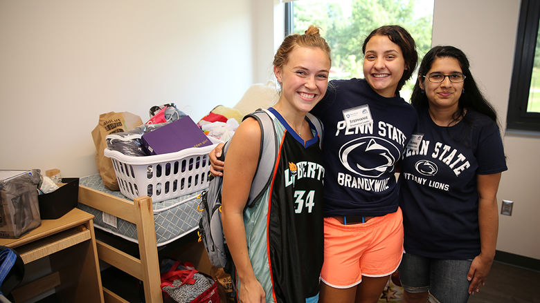 3 female students moving into their rooms